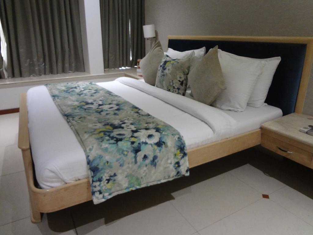 Hotel Suncity Apollo - Gateway Of India Мумбаи Экстерьер фото